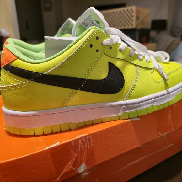 NIKE DUNK LOW SE " SPLASH VOLT GLOW IN DARK" - Picture 8 of 11